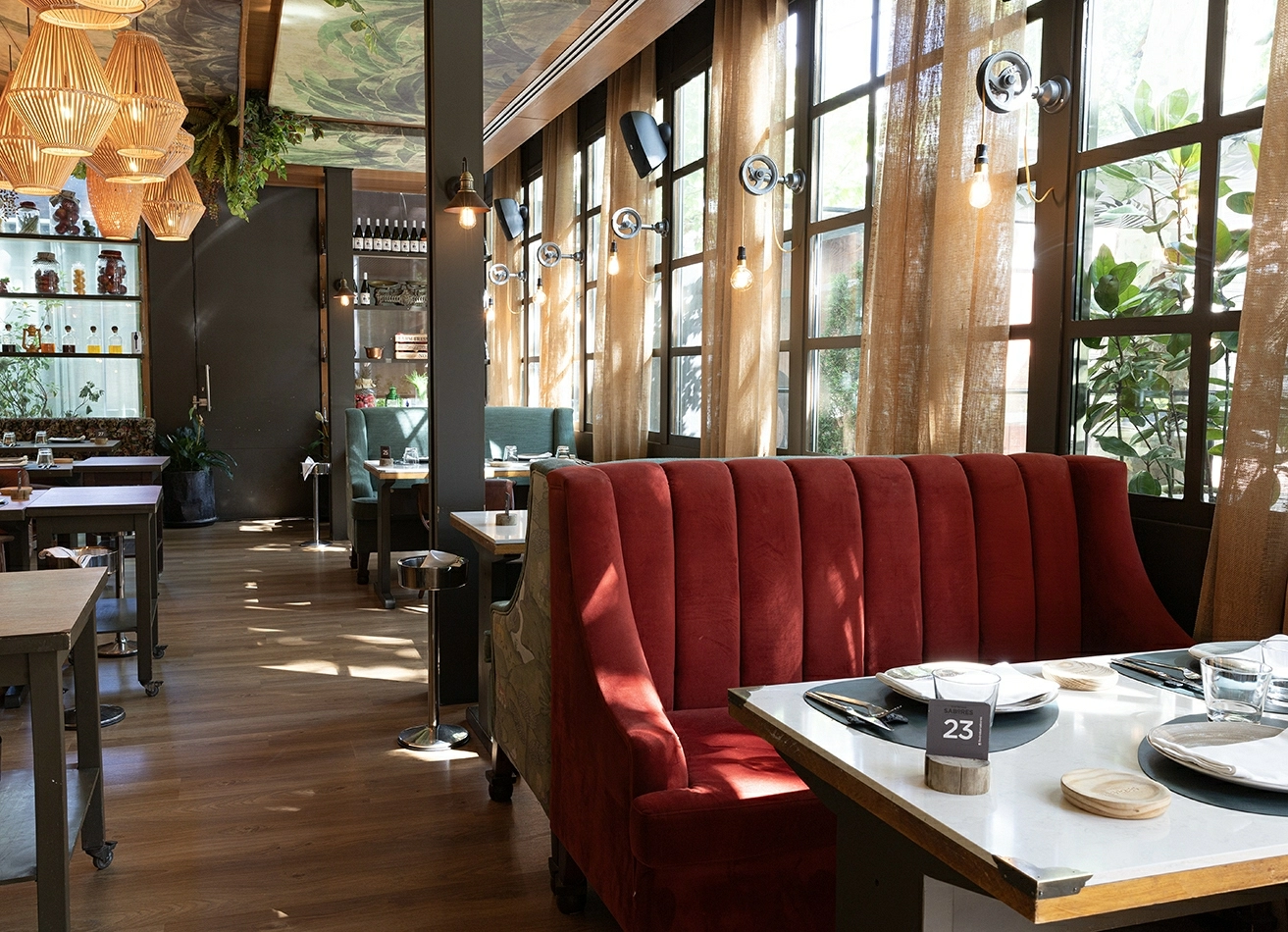 Comedor interior de Gastrobar Sabores junto al Campo Grande