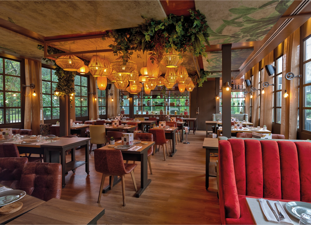 Comedor interior de Gastrobar Sabores junto al Campo Grande